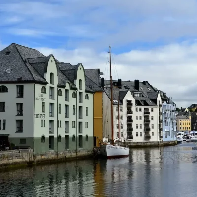 15-daagse-noorse-fjorden-cruise‑september‑2026-port-alesund-norway-c037-scaled