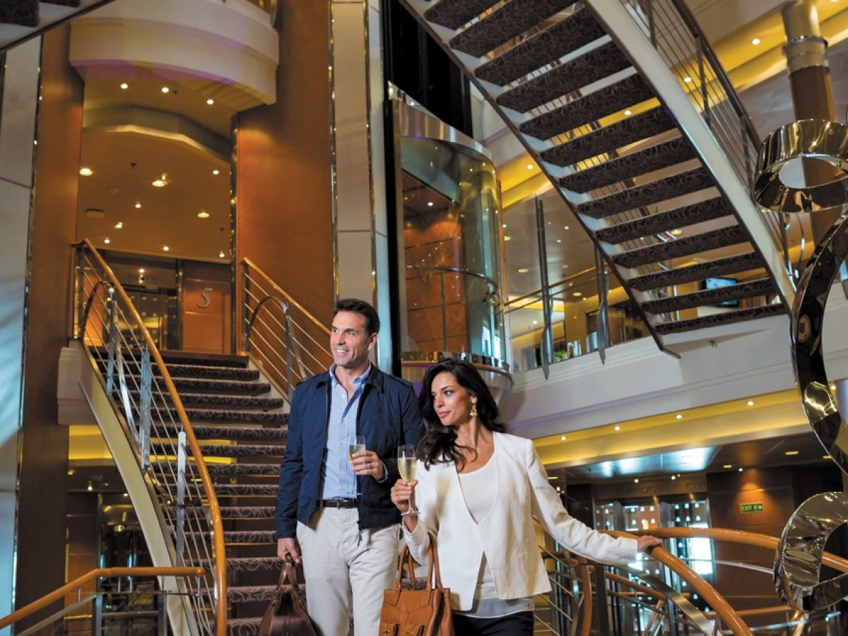 VOY Atrium Couple_2026-05-27_08-03-52 groot