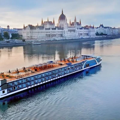 amamagna-exterior-hungarian-parliament-danube-river