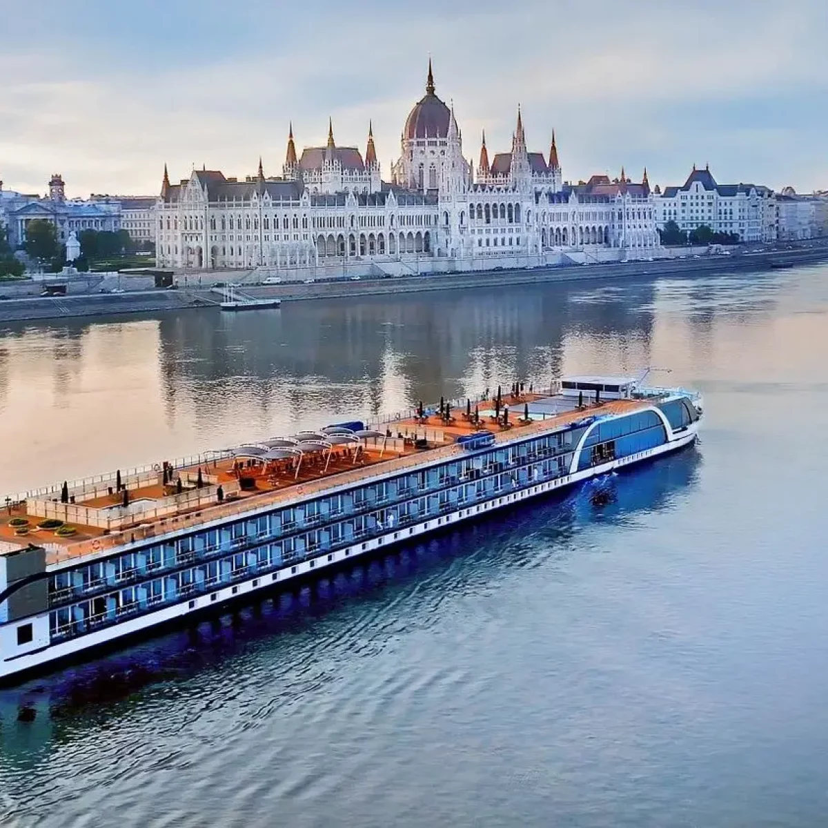 amamagna-exterior-hungarian-parliament-danube-river