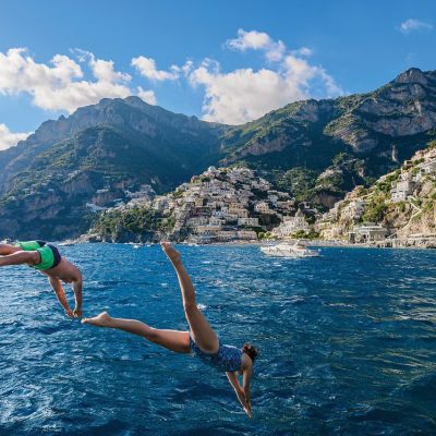 italy-naples-positano-couple-jumping-ocean-2